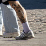 Tatuaż z pajęczyną boksera i swastyką na nodze faceta - Street tattoo -29.09.2020- 4