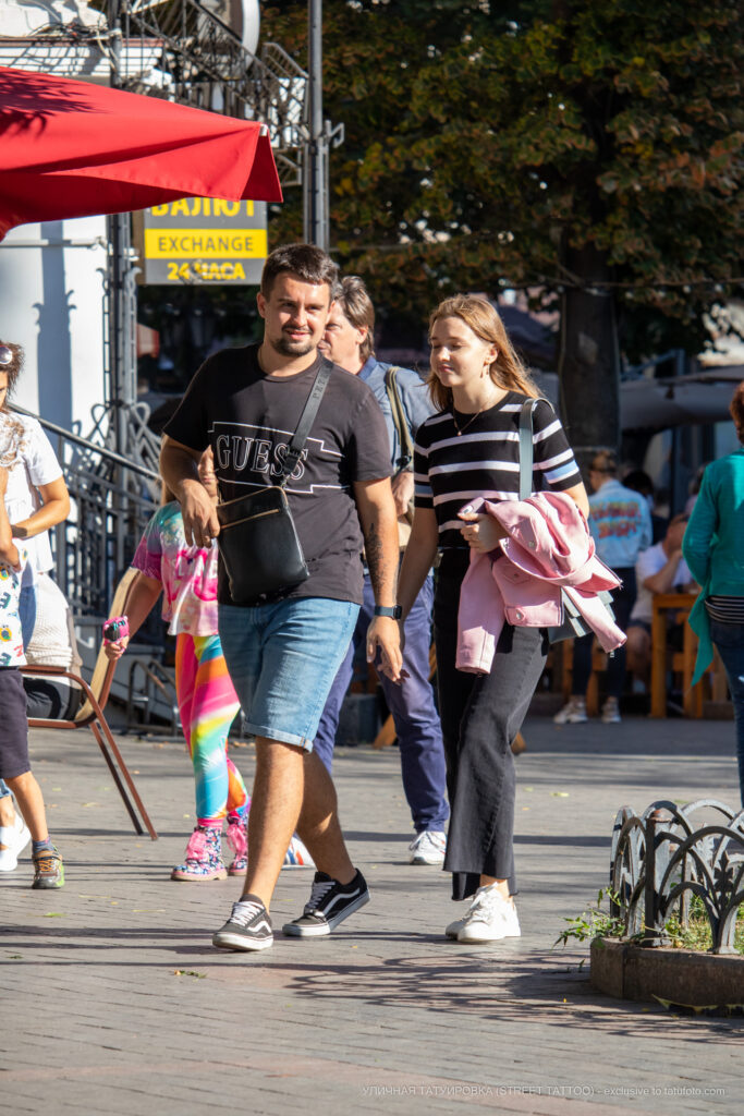 Tatuaż z latarnią morską na lewym nadgarstku faceta - Street tattoo -29.09.
