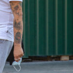 Old school tatuaż orzeł goryl i rekin na ramieniu mężczyzny - tatuaż uliczny -29.09.