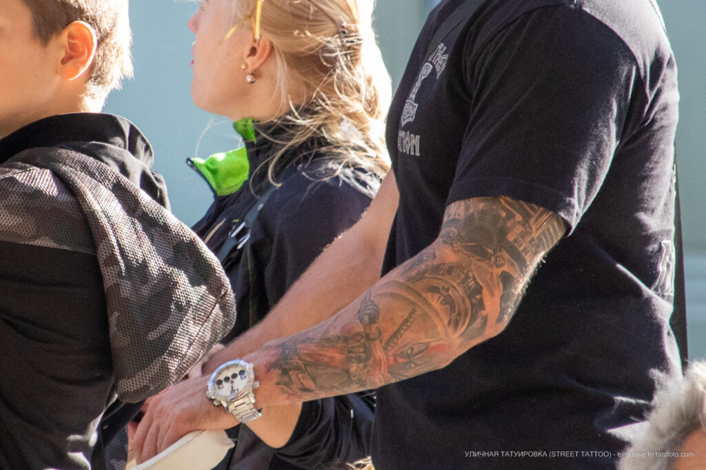 Tatuaż na rękawie z portretem Deda Poole'a na lewym ramieniu mężczyzny - Street tattoo -29.09.