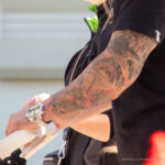 Tatuaż na rękawie z portretem Deda Poole'a na lewym ramieniu mężczyzny - Street tattoo -29.09.