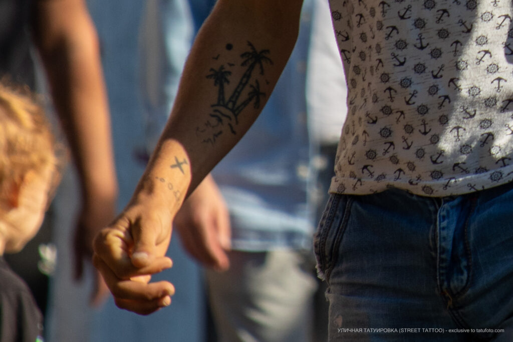 Trzy palmy i tatuaż samolotu na ramieniu faceta - Street tattoo -29.09.