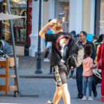 Tatuaż 2 kropki i cudzysłów z buźką na ramieniu faceta - Street tattoo -29.09.2020- 2