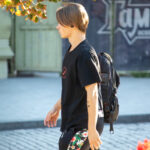 Tatuaż 2 kropki i cytat z buźką na ramieniu faceta - Street tattoo -29.09.2020- 1