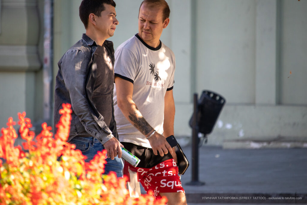 Leśny tatuaż z bransoletką na dole ramienia faceta - Street tattoo -29.09.
