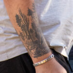 Leśny tatuaż z bransoletką na dole ramienia faceta - Street tattoo -29.09.