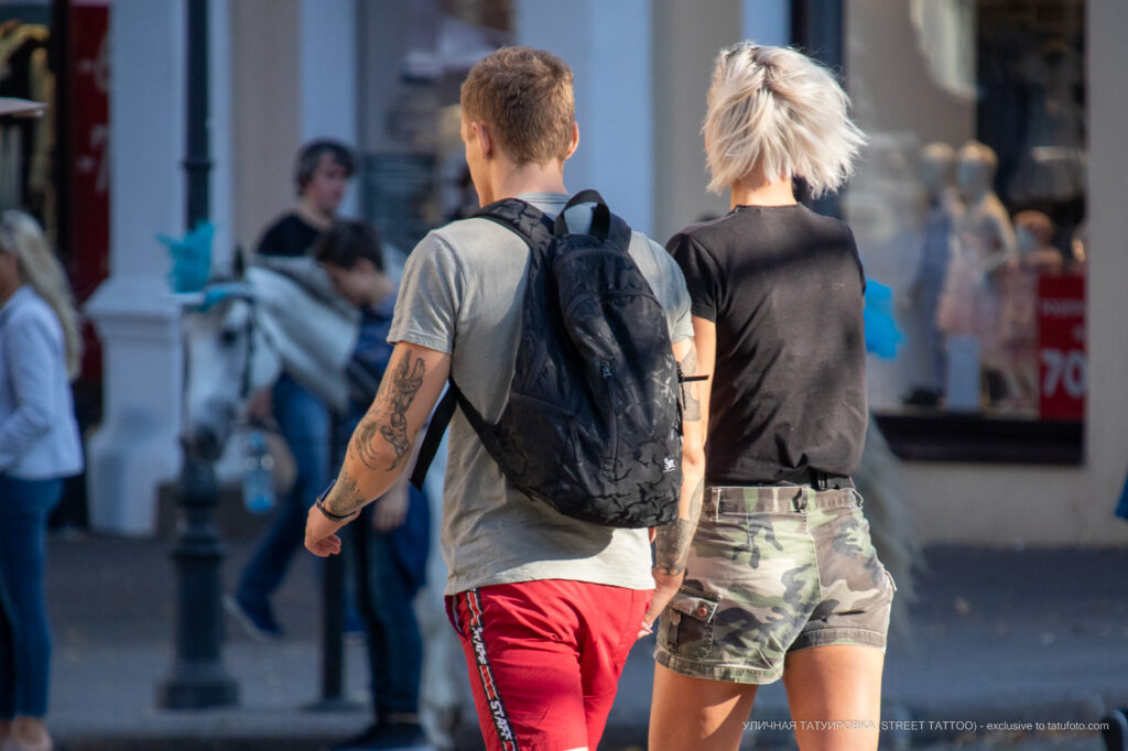 Tatuaż drzewa leśnego i ręka na ramieniu faceta - Street tattoo -29.09.