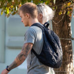 Tatuaż drzewa leśnego i ręka na ramieniu faceta - Street tattoo -29.09.2020- 2