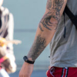 Tatuaż drzewa leśnego i ręka na ramieniu faceta - Street tattoo -29.09.2020- 3