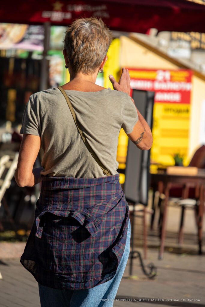 Stara bransoletka tatuażowa z monogramami na kobiecej dłoni - Street tattoo -29.09.
