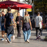 Stara bransoletka tatuażowa z monogramami na kobiecej dłoni - Street tattoo -29.09.