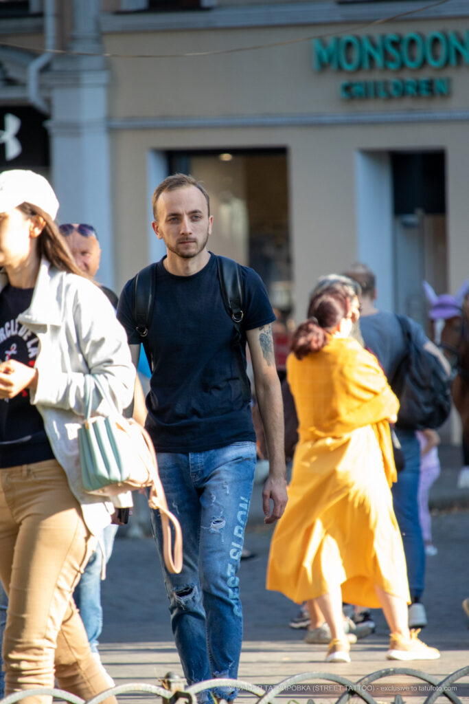 Fragment tatuażu na lewym ramieniu faceta - Street tattoo -29.09.2020- 2