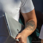 Tatuaż skrzydła na lewym ramieniu faceta - Street tattoo -29.09.