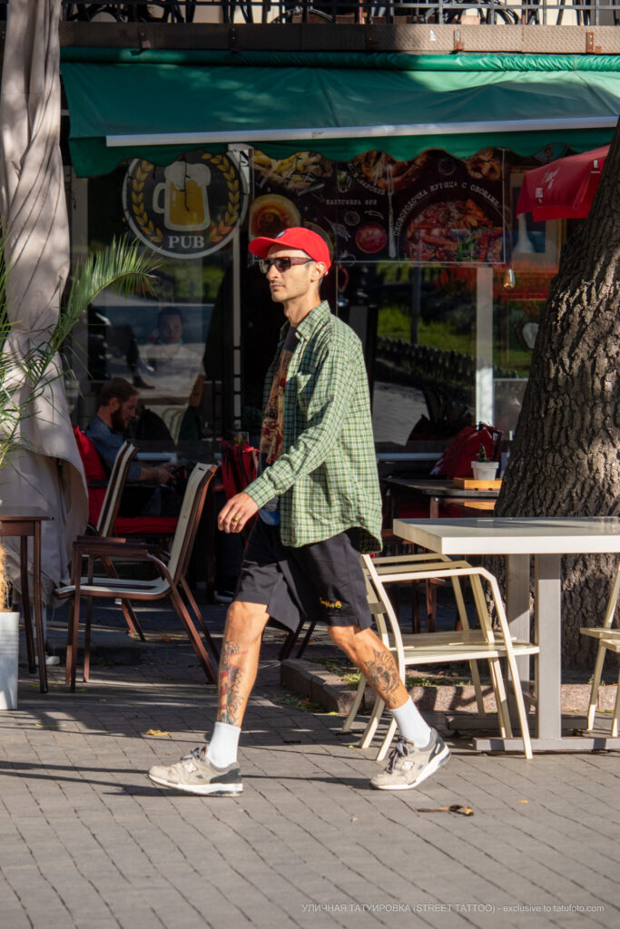 Tatuaż z latarnią morską i demonem na nodze faceta - tatuaż uliczny -29.09.