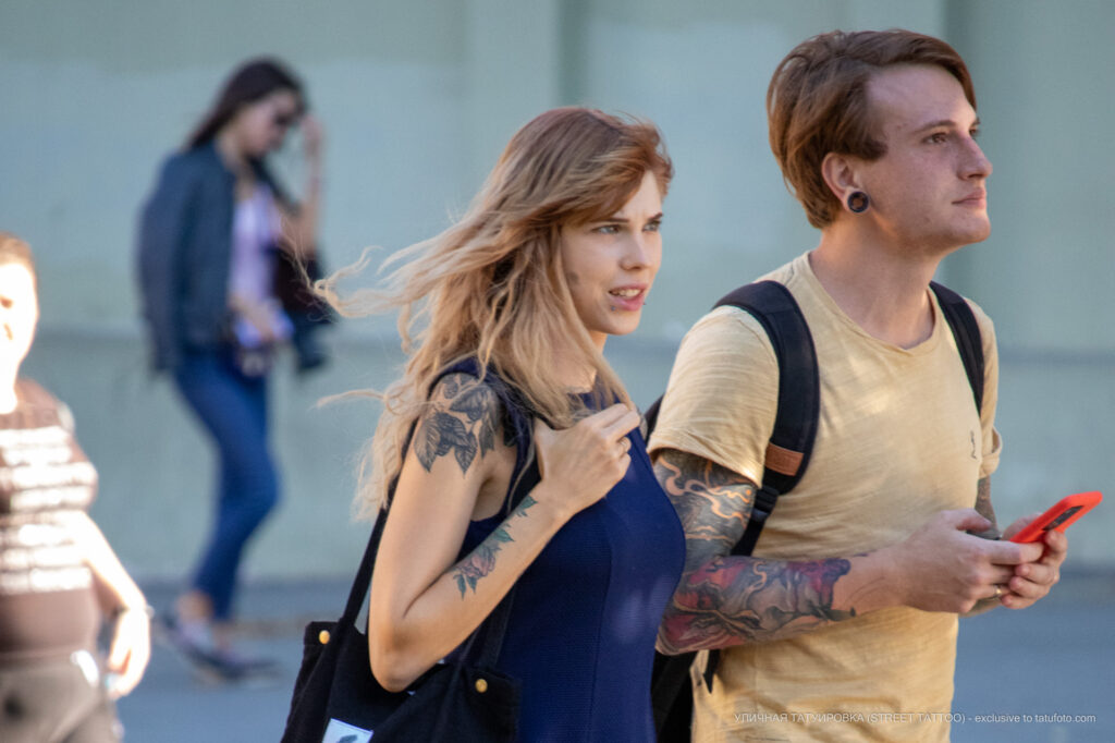 Młoda dziewczyna i facet z pięknymi tatuażami - Street tattoo -29.09.