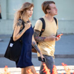 Młoda dziewczyna i facet z pięknymi tatuażami - Street tattoo -29.09.