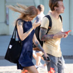 Młoda dziewczyna i facet z pięknymi tatuażami - Street tattoo -29.09.