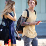 Młoda dziewczyna i facet z pięknymi tatuażami - Street tattoo -29.09.