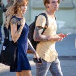 Młoda dziewczyna i facet z pięknymi tatuażami - Street tattoo -29.09.