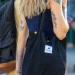 Młoda dziewczyna i facet z pięknymi tatuażami - Street tattoo -29.09.