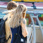 Młoda dziewczyna i facet z pięknymi tatuażami - Street tattoo -29.09.