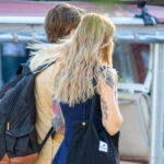 Młoda dziewczyna i facet z pięknymi tatuażami - Street tattoo -29.09.