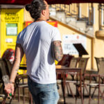 Kolorowy tatuaż na rękawie z wielorybami na ramieniu Azjaty - uliczny tatuaż 29.09.2020- 1