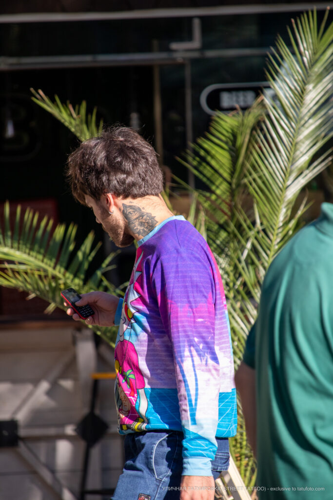 Tatuaż oko w trójkącie i kwiatek na szyi faceta - Street tattoo -29.09.