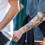 Śmierć tatuażu w kapturze i portret dziewczyny z napisami na dłoni faceta - Street tattoo -29.09.