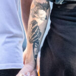 Śmierć tatuażu w kapturze i portret dziewczyny z napisami na dłoni faceta - Street tattoo -29.09.2020- 112