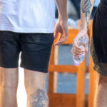 Tatuaż węża i numer 24 na nodze faceta - tatuaż uliczny -29.09.