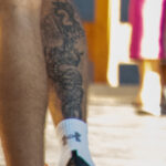 Tatuaż węża i numer 24 na nodze faceta - tatuaż uliczny -29.09.