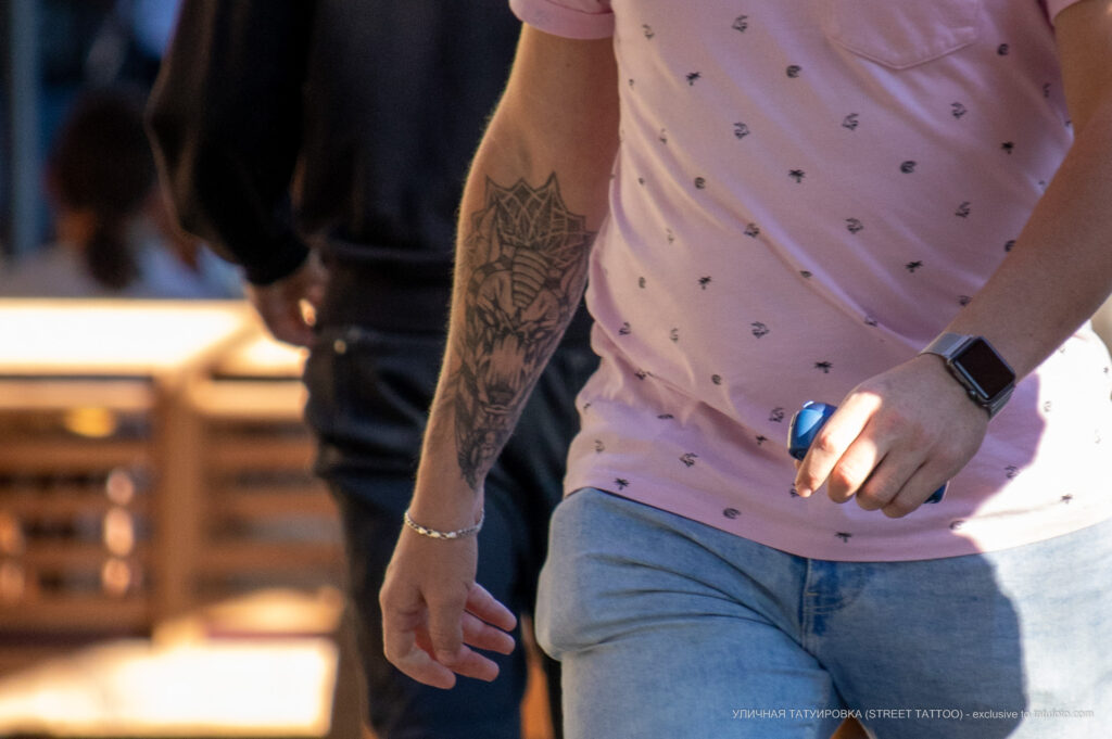 Tatuaż egipskiego boga Anubisa na obrazie psa na ramieniu faceta - Street tattoo -29.09.