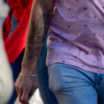 Tatuaż egipskiego boga Anubisa na obrazie psa na ramieniu faceta - Street tattoo -29.09.