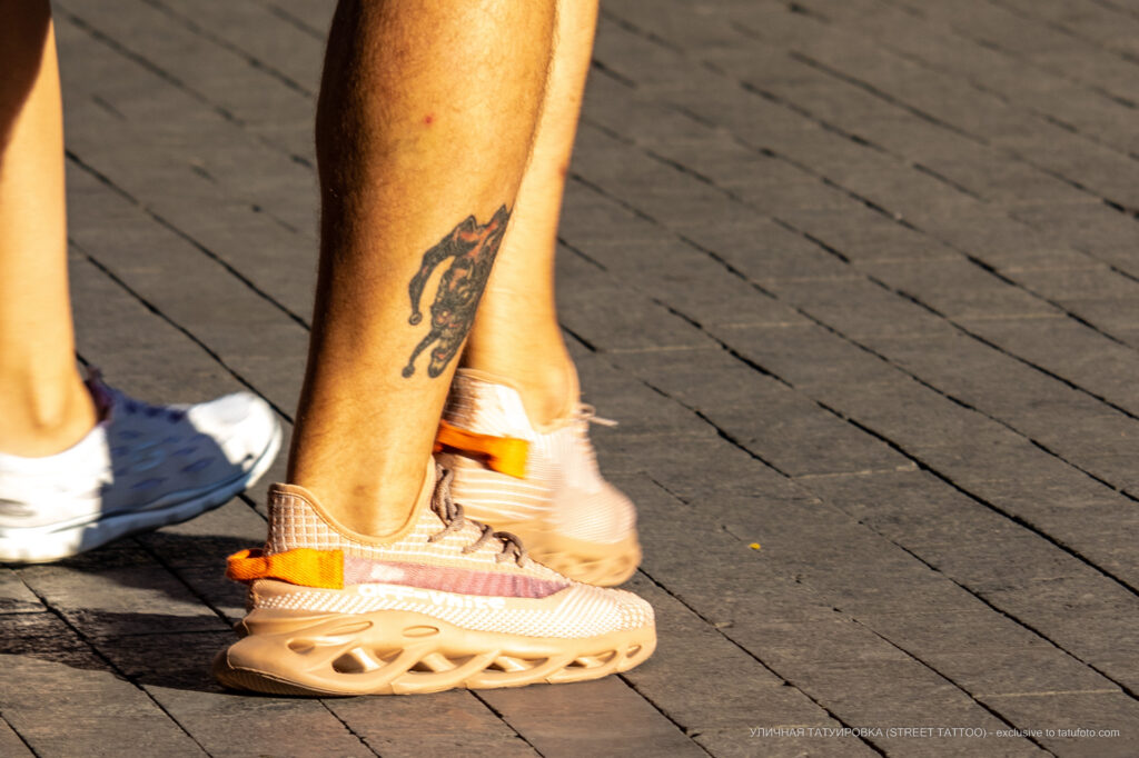 Tatuaż klauna lub błazna na dole nogi - Street tattoo -29.09.2020- 2