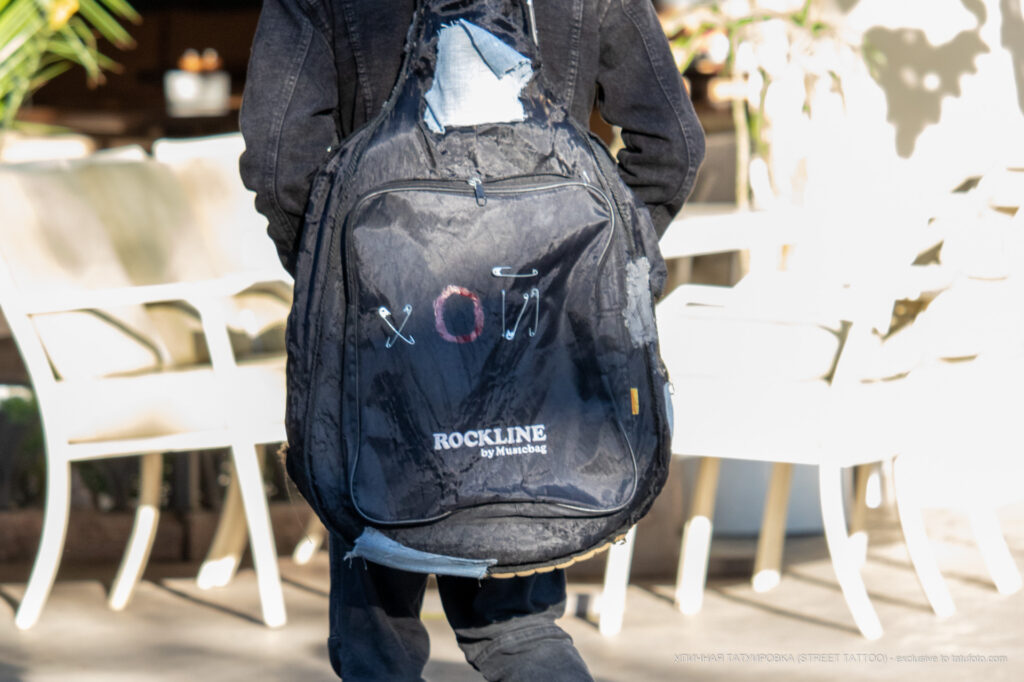 Gitarzysta z napisem HOY na futerale na gitarę - Street tattoo -29.09.2020- 2