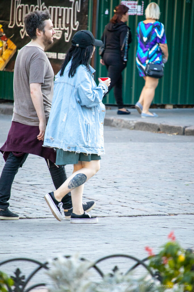 Balonowy tatuaż na dole nogi dziewczyny - Street tattoo -29.09.