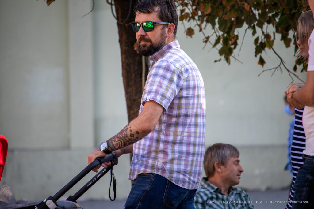 Czarno-czerwone słowiańskie wzory tatuaży na ramieniu mężczyzny - tatuaż uliczny -29.09.2020- 6