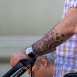 Czarno-czerwone słowiańskie wzory tatuaży na ramieniu mężczyzny - tatuaż uliczny -29.09.