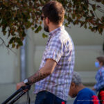 Czarno-czerwone słowiańskie wzory tatuaży na ramieniu mężczyzny - tatuaż uliczny -29.09.2020- 4