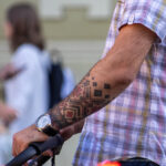 Czarno-czerwone słowiańskie wzory tatuaży na ramieniu mężczyzny - tatuaż uliczny -29.09.