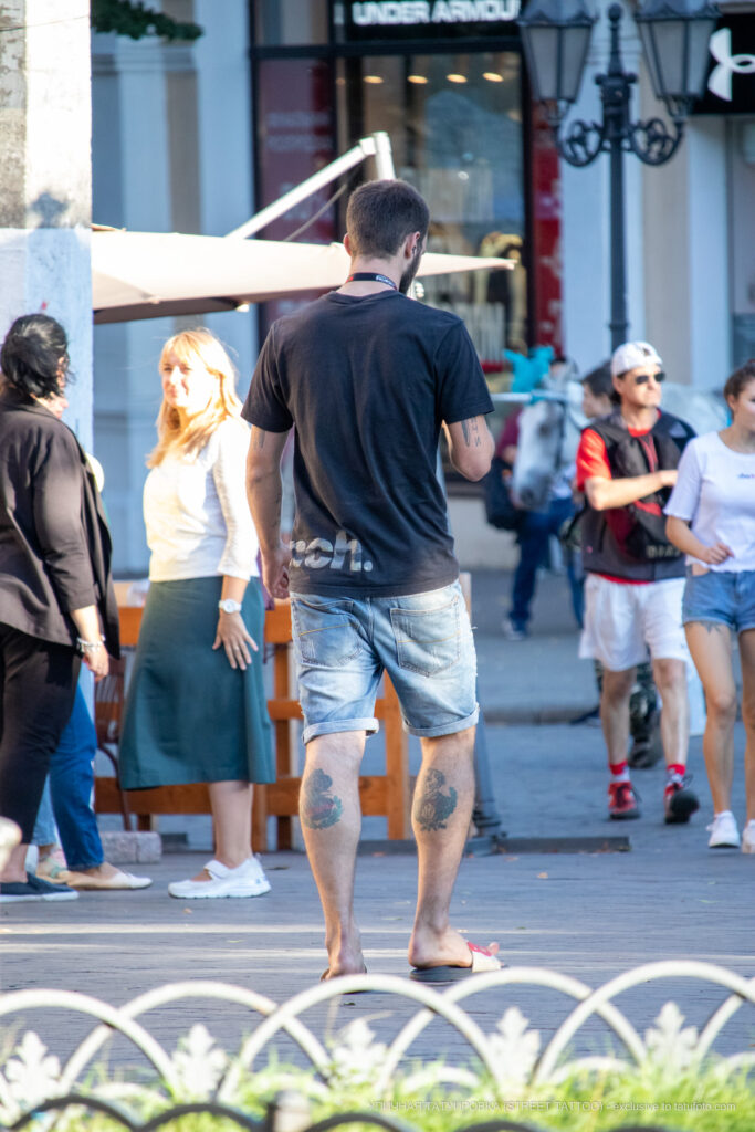 Tatuaże z horroru na nogach faceta - uliczny tatuaż -29.09.