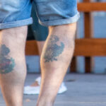 Tatuaże z horroru na nogach faceta - uliczny tatuaż -29.09.