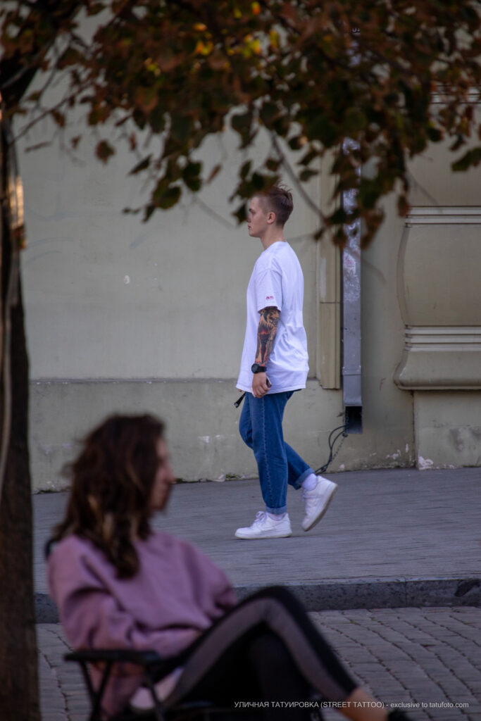 Tatuaż z pochodnią na lewym ramieniu faceta - Street tattoo -29.09.