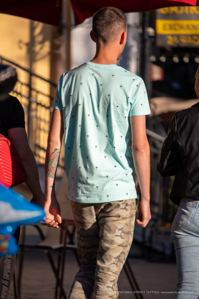 Tatuaż zielonego węża na lewym ramieniu faceta