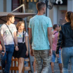 Tatuaż zielonego węża na lewym ramieniu faceta