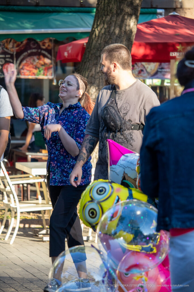 Gramofon i tatuaż tygrysa na ramieniu faceta - Street tattoo -29.09.