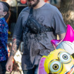 Gramofon i tatuaż tygrysa na ramieniu faceta - uliczny tatuaż -29.09.