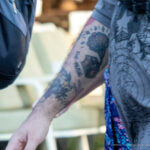 Gramofon i tatuaż tygrysa na ramieniu faceta - Street tattoo -29.09.2020- 5