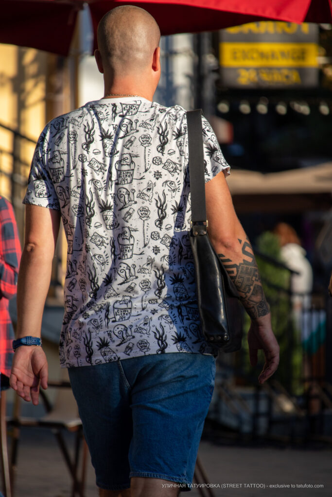 Wzory tatuaży i bransoletka na prawym ramieniu mężczyzny - Street tattoo -29.09.2020- 6